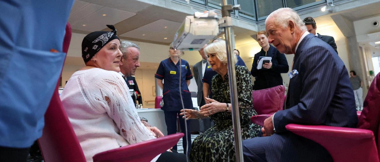 Il re Carlo III fa ritorno agli impegni pubblici dopo la diagnosi di cancro, visitando un ospedale oncologico a Londra con la regina Camilla. La coppia reale si mostra ottimista e vicina ai pazienti.