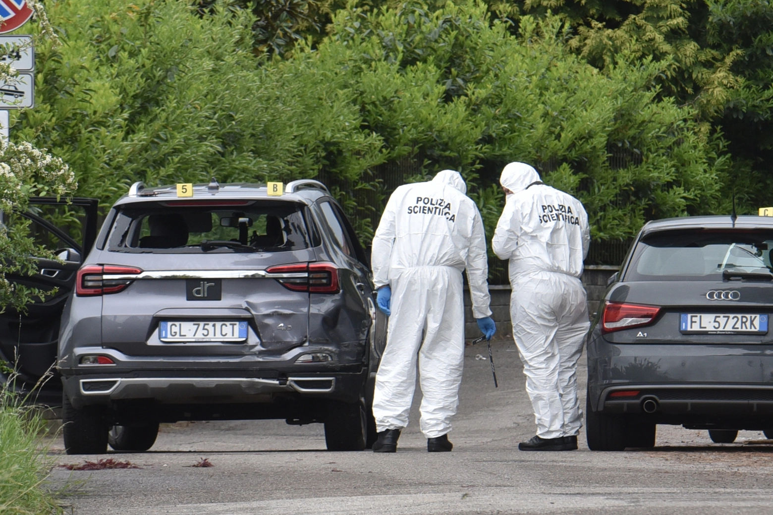 Varese, la polizia scientifica analizza la scena del delitto in via Menotti dopo l'omicidio di Limido