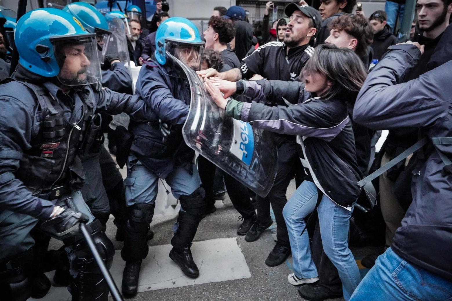 G7 a Torino, antagonisti armati di bastoni, la polizia usa lacrimogeni
