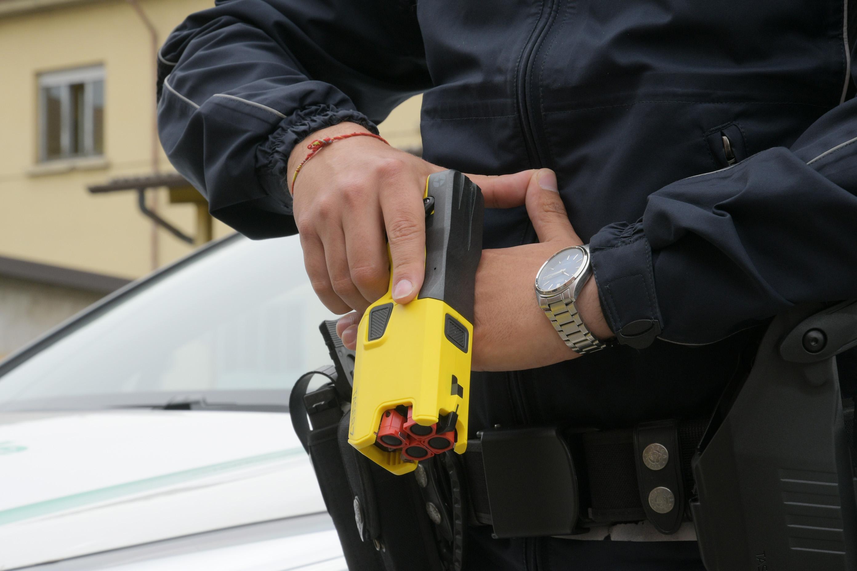 pescara giovane muore dopo l uso del taser da parte delle polizia