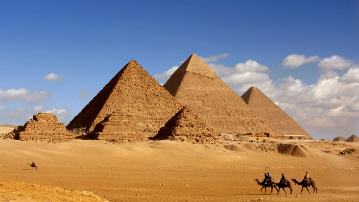 Egitto, uno studio condotto da un team di ricercatori internazionali spiega come gli enormi blocchi di pietra venivano trasportati dalle cave fino ai siti dove erano costruite le piramidi