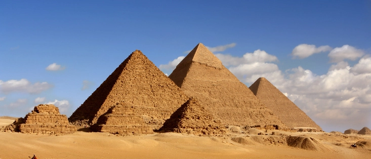 Egitto, uno studio condotto da un team di ricercatori internazionali spiega come gli enormi blocchi di pietra venivano trasportati dalle cave fino ai siti dove erano costruite le piramidi