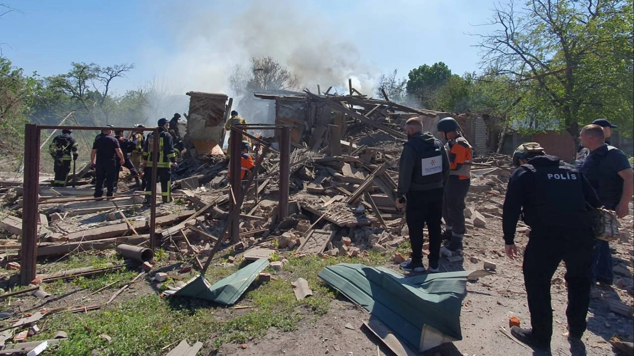 Il bombardamento a Kharkiv, un'immagine diffusa dal servizio di emergenza ucraino