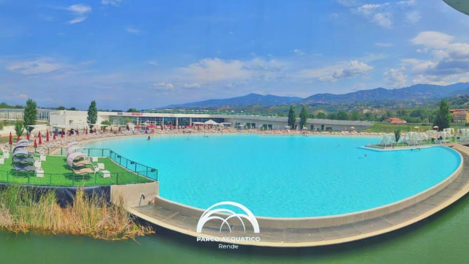Tragedia in piscina nel Cosentino: annega bimba di 8 anni Tragedia in piscina nel Cosentino: annega bimba di 8 anni