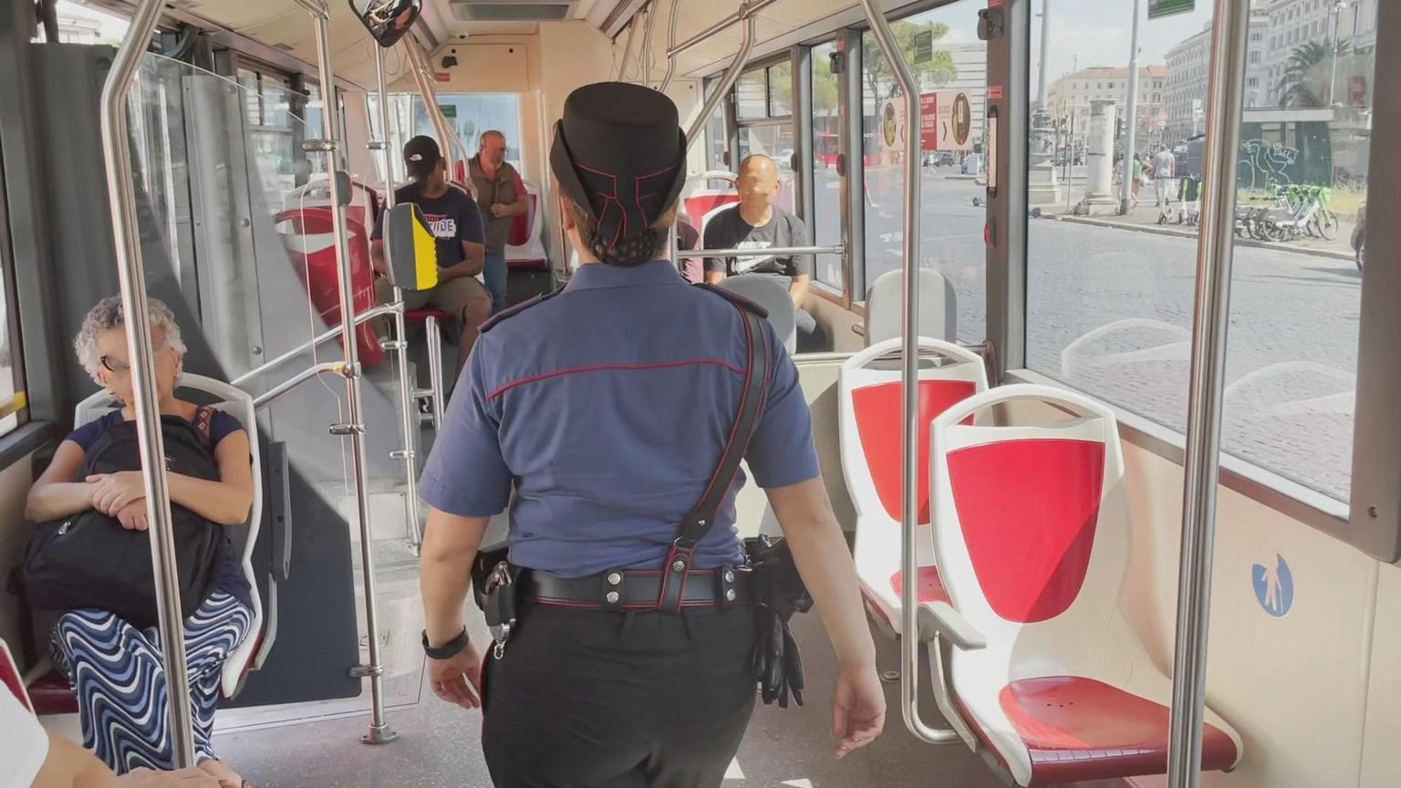 aggressione razzista nel centro di roma su bus di linea