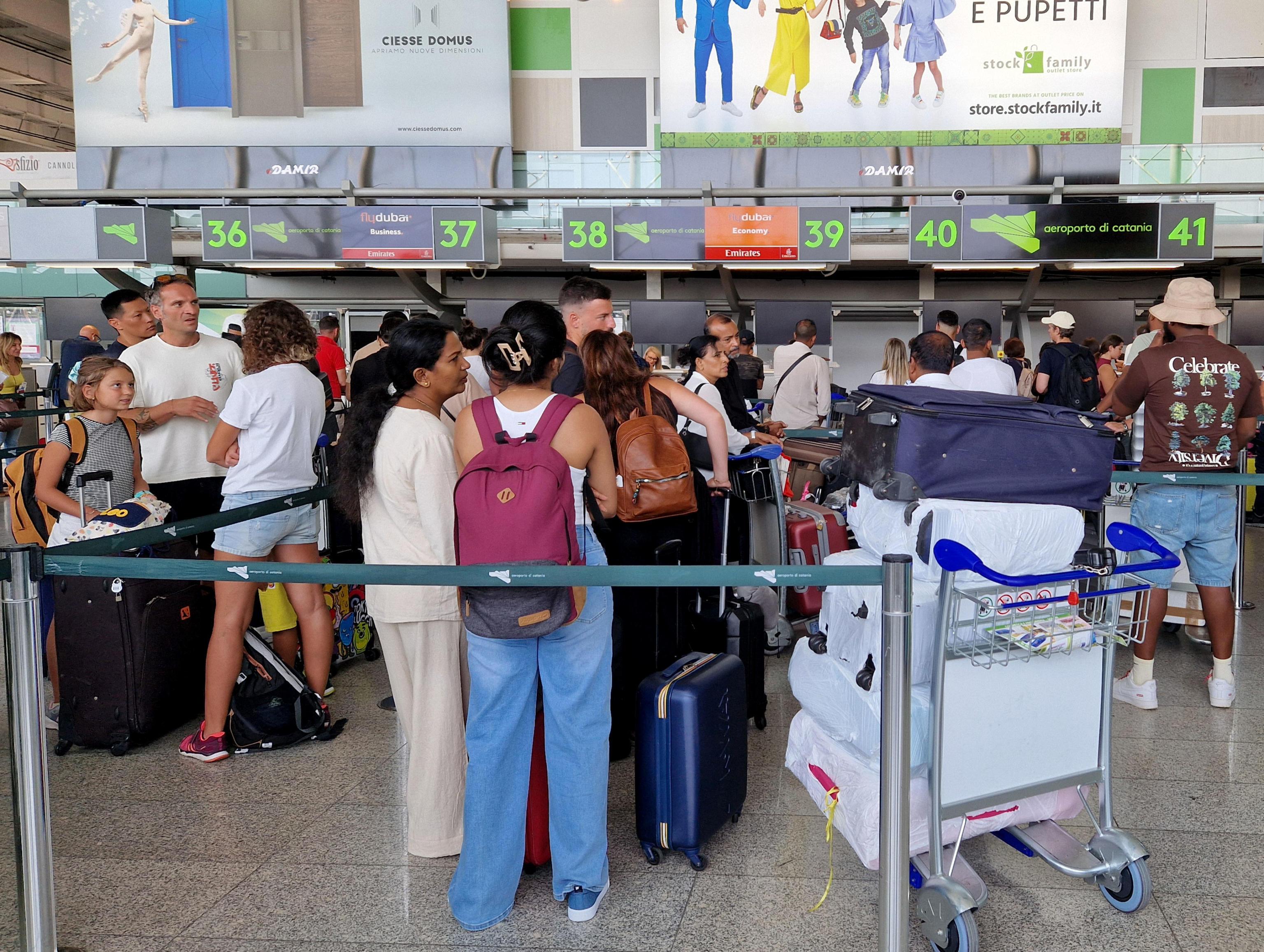Aeroporto di Catania riaperto: era chiuso per una gru bloccata vicino alla pista