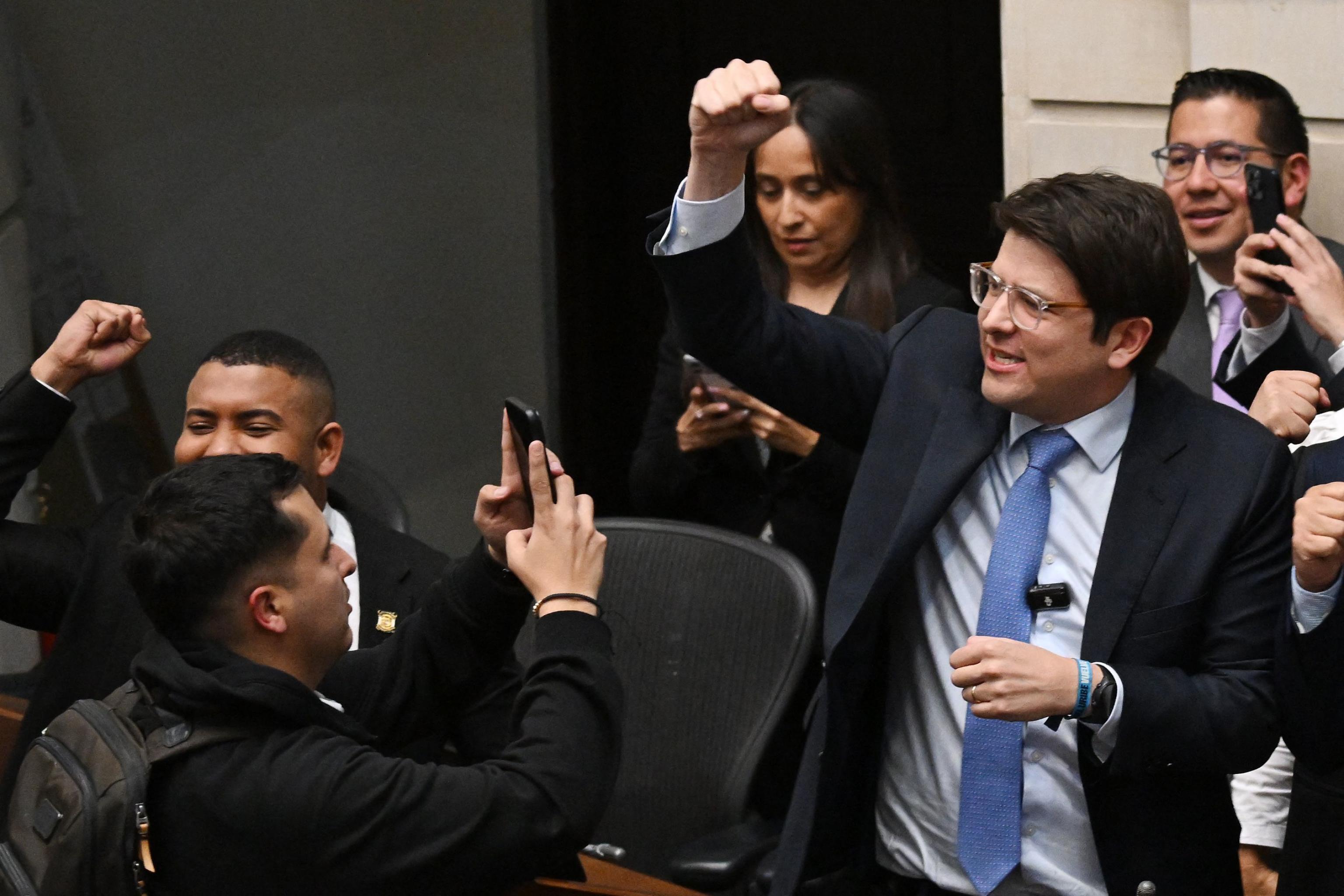 Colombia, spari contro il candidato alla presidenza: Miguel Uribe colpito alla testa. Fermato 15enne