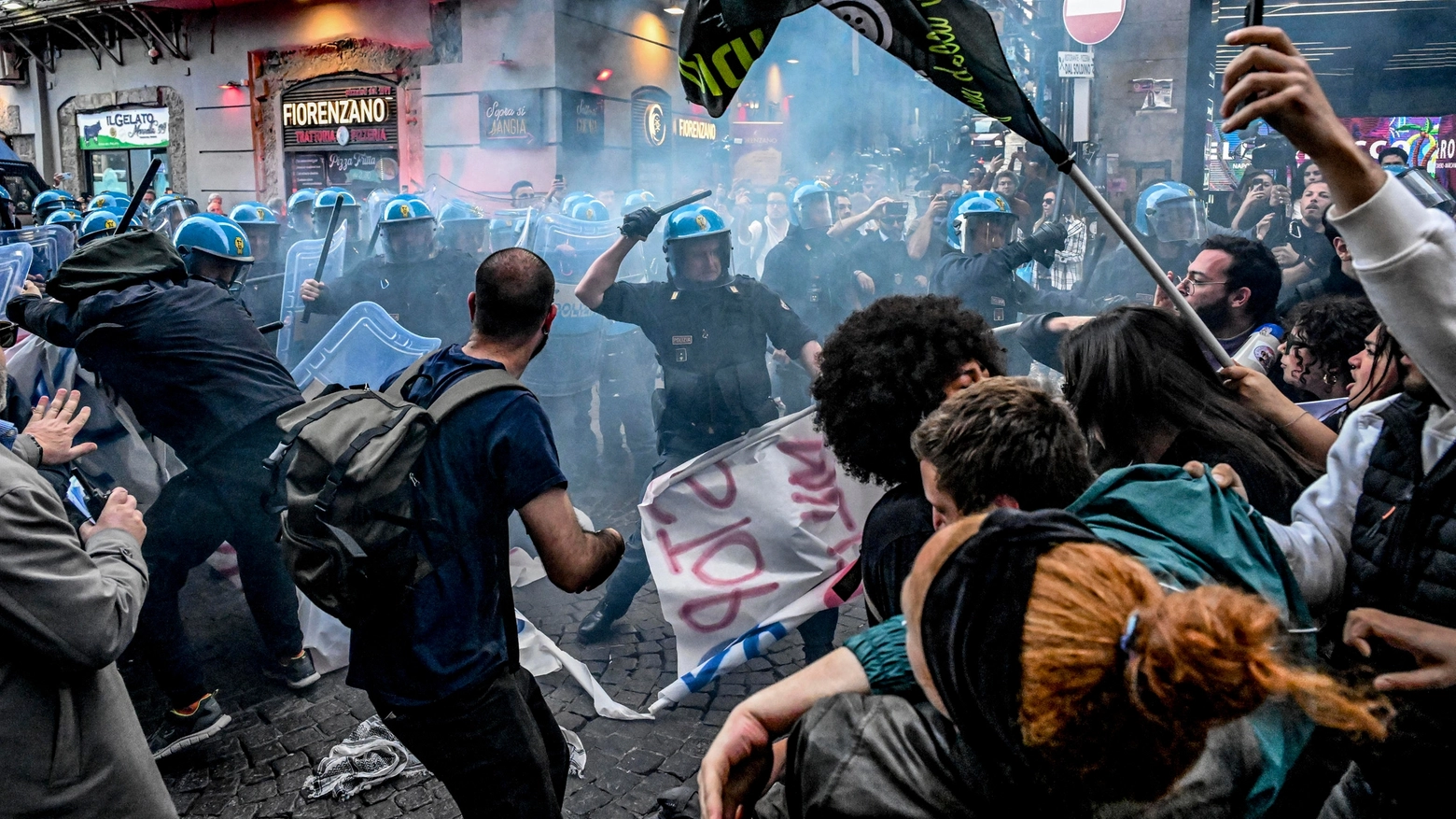Protesta contro la Nato a Napoli: scontri tra i manifestanti e la polizia