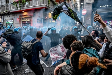 Scontri al corteo anti Nato a Napoli, gli studenti feriti denunciano: “É stato un pestaggio”