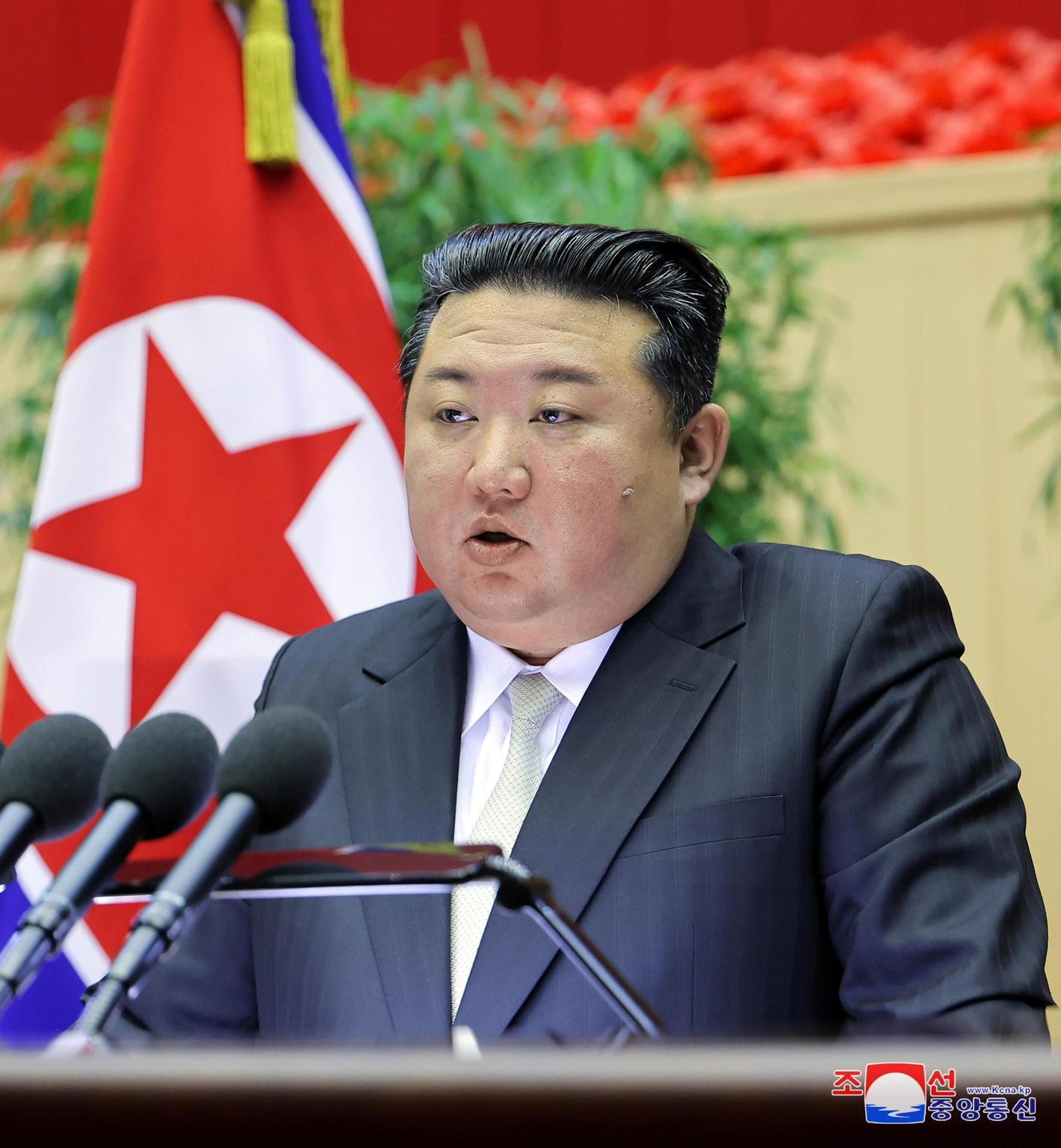 Kim in lacrime ai funerali dei soldati morti in Russia Kim in lacrime ai funerali dei soldati morti in Russia
