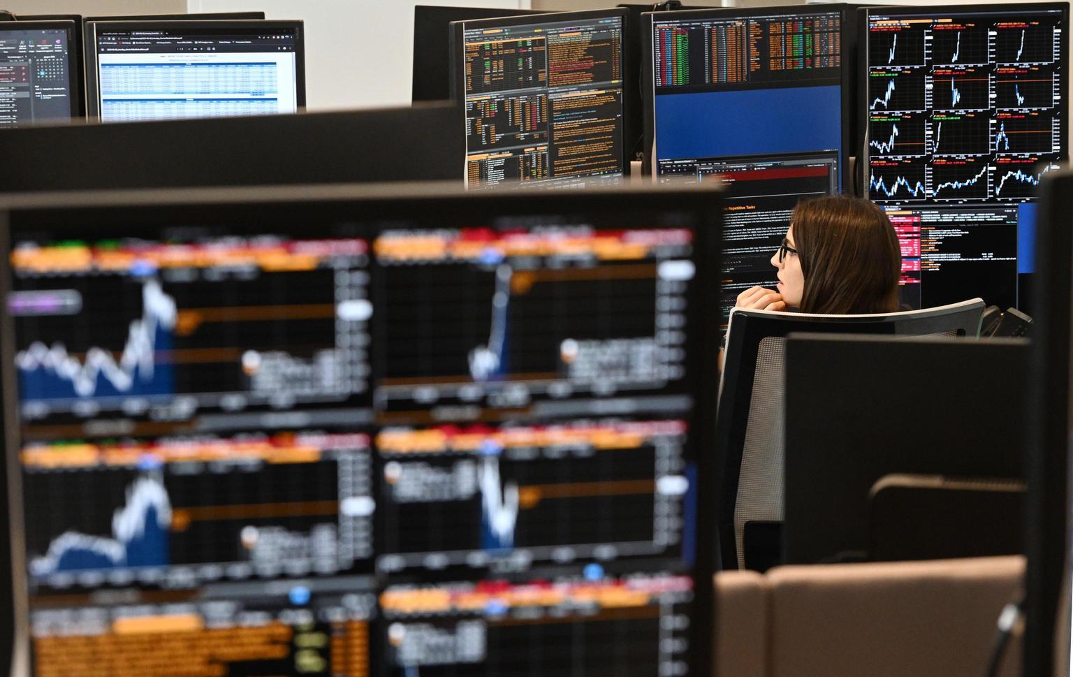 lo spread tra btp e bund in apertura scende a 867 punti