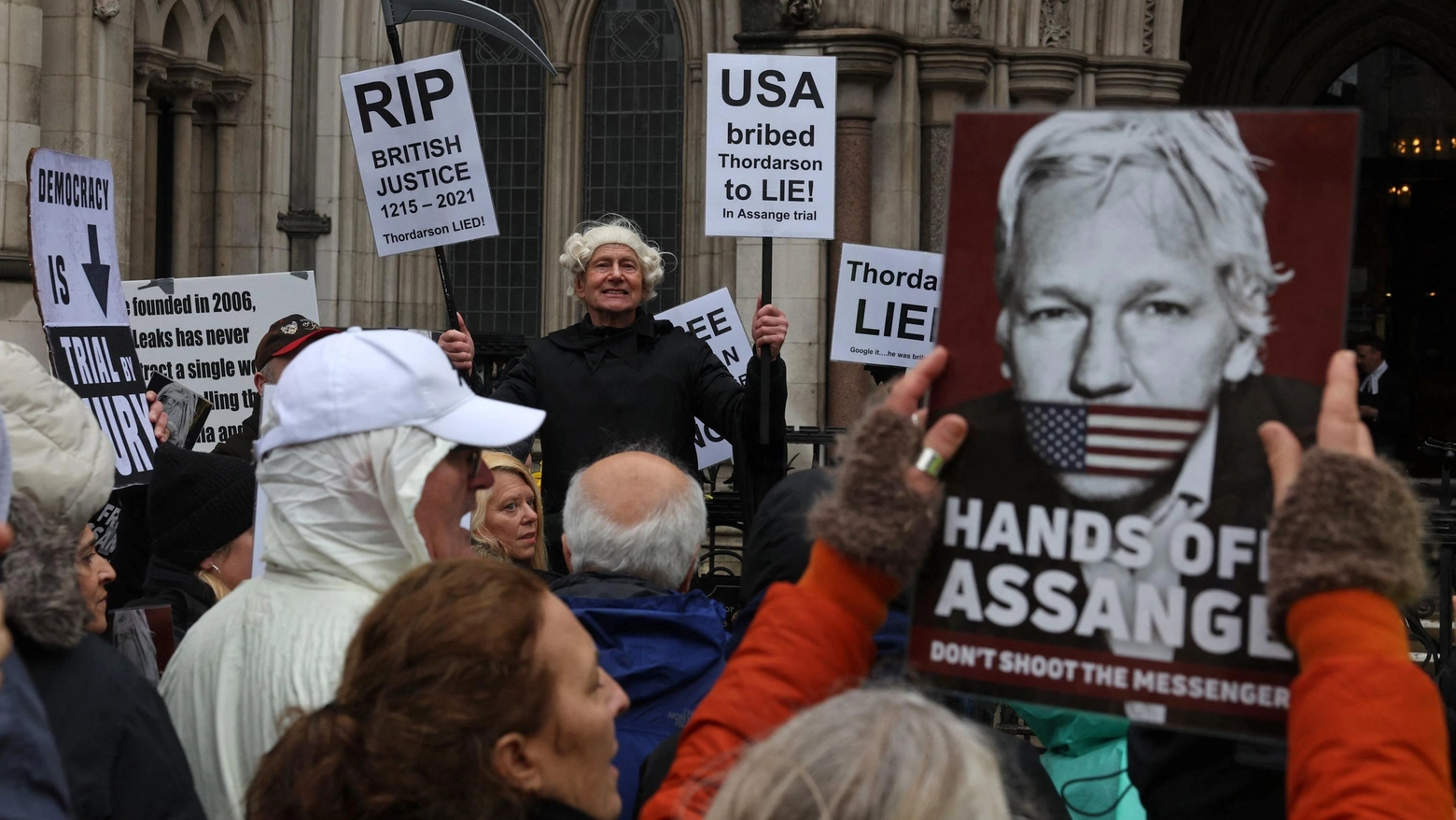 Manifestazione per Julian Assange (Ansa)