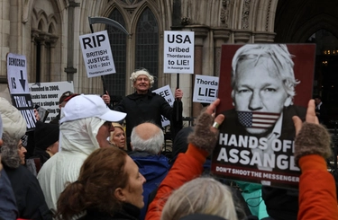 Caso Assange, Wsj: “Usa valutano ipotesi di derubricare i suoi reati”