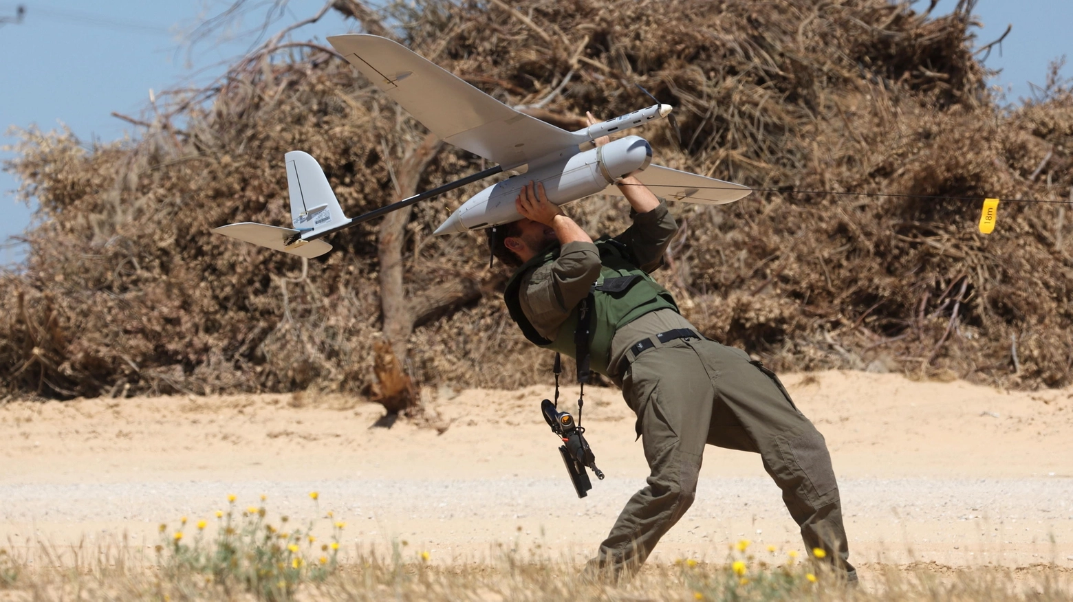 Un soldato israeliano lancia un veicolo aereo senza pilota