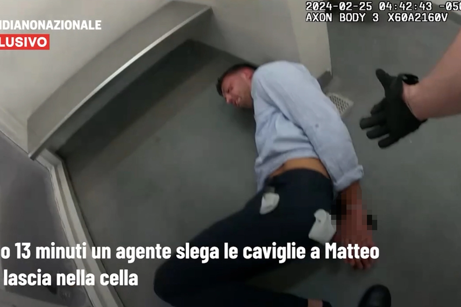 Un frame del video che mostra le violenze subite da Matteo Falcinelli