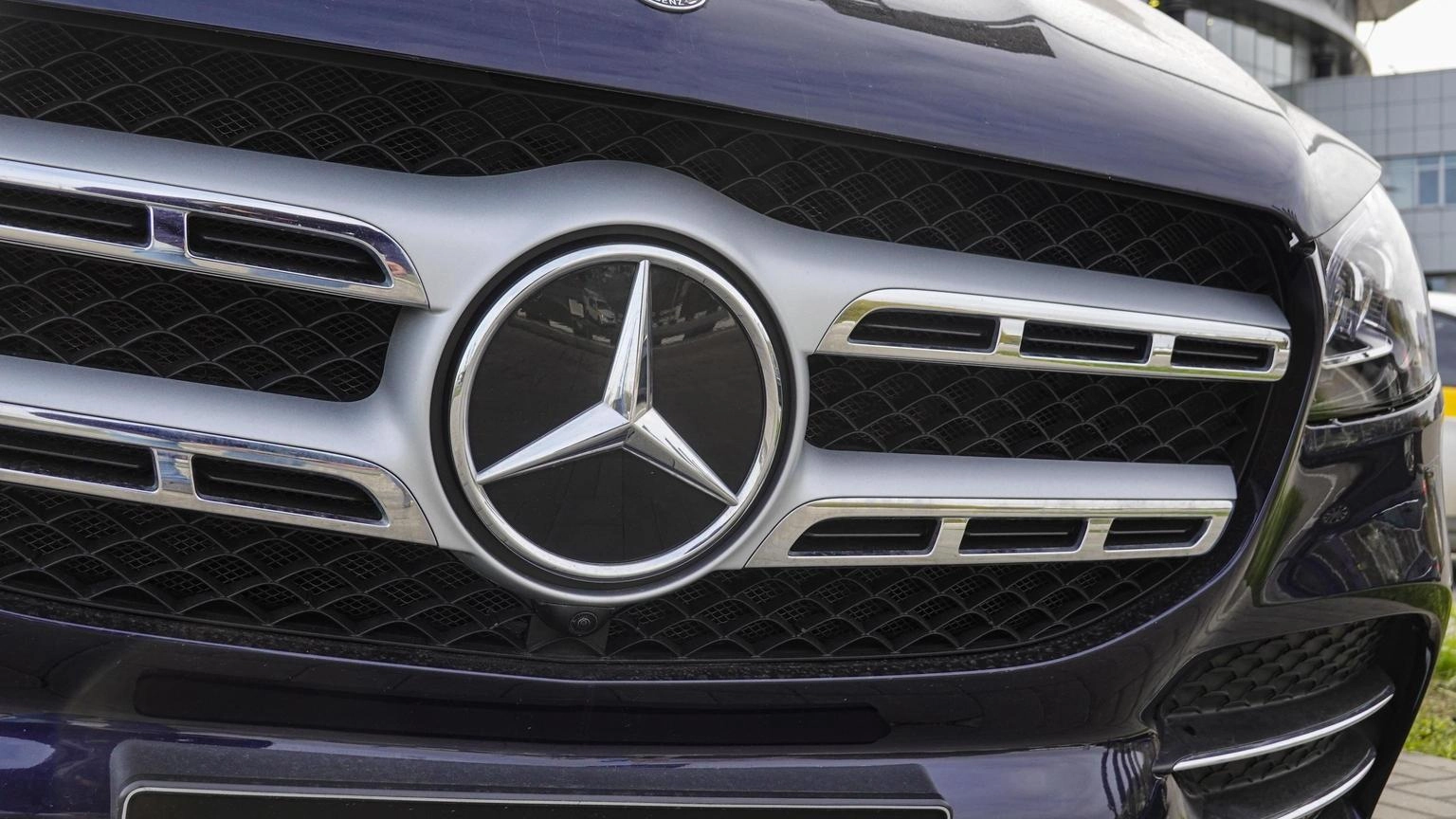 Mercedes chiude trimestre con un utile in calo a 3 miliardi