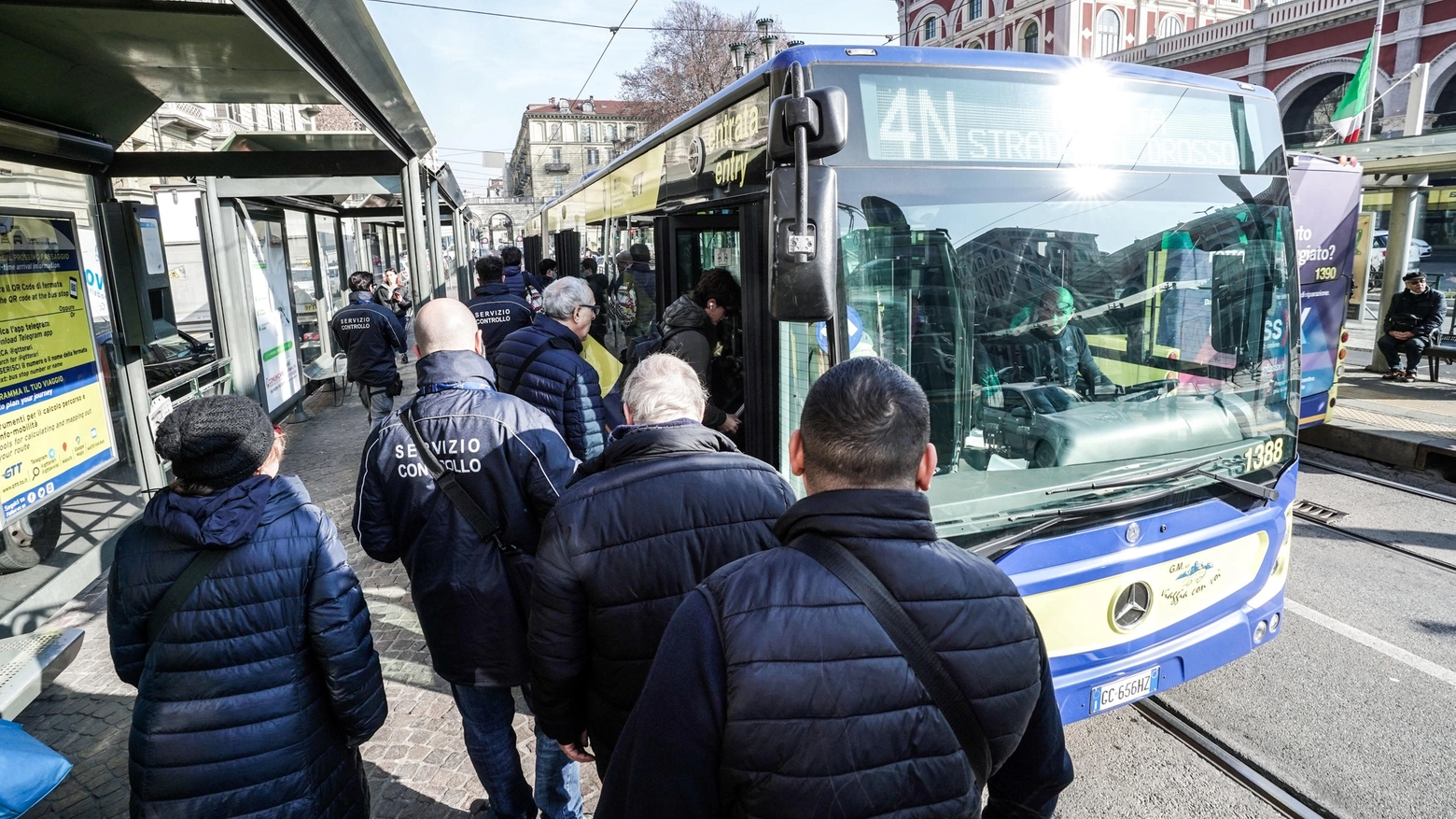 Persone si accalcano su un bus in servizio durante un giorno di sciopero