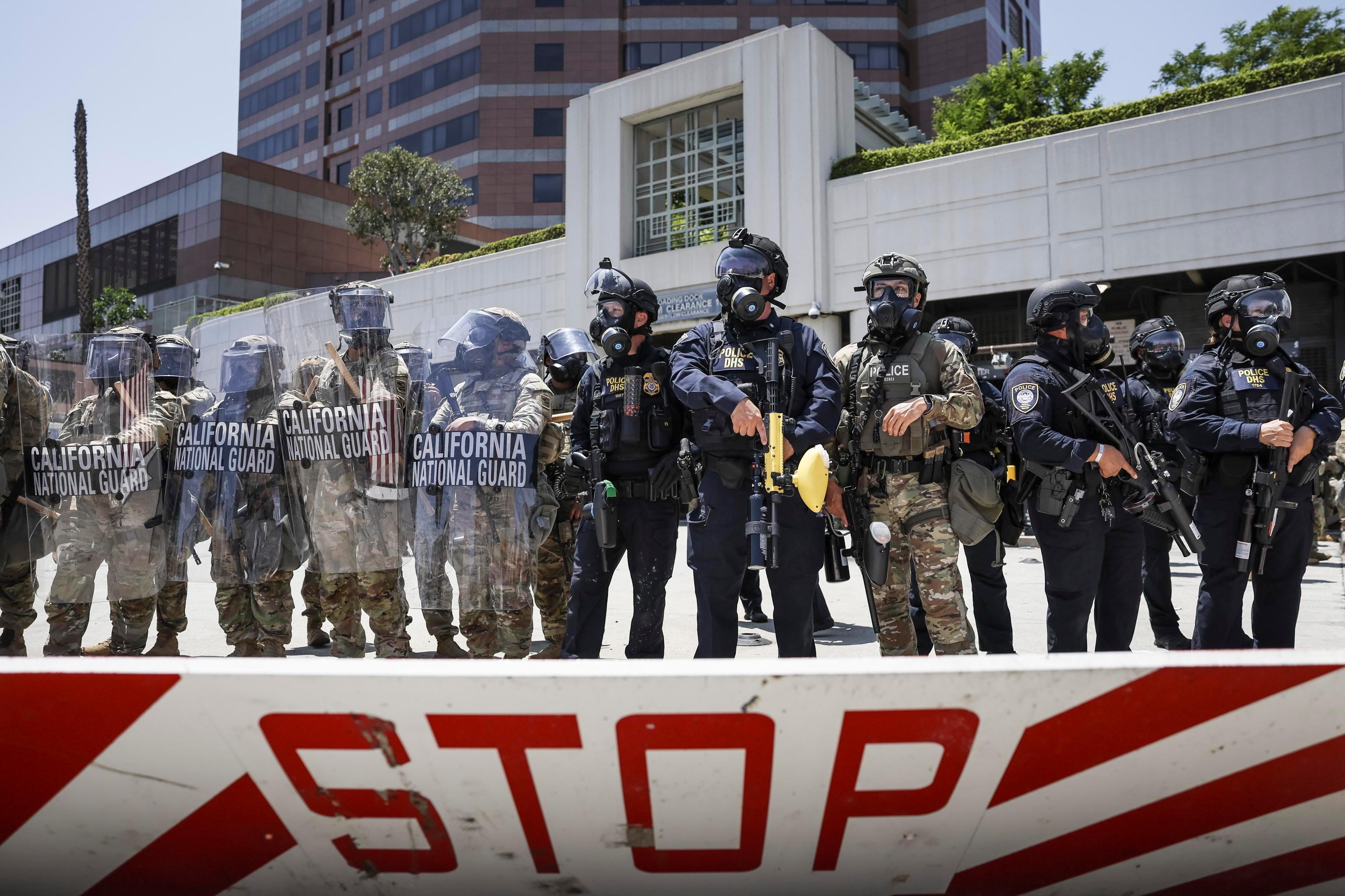 Manifestazioni a Los Angeles, Trump invia l’esercito: “Libererò la città dall’invasione dei migranti” Manifestazioni a Los Angeles, Trump invia l’esercito: “Libererò la città dall’invasione dei migranti”