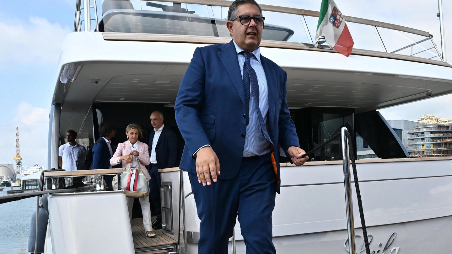 Il presidente della Regione Liguria Giovanni Tori scende dallo yacht di Aldo Spinelli, in una foto d'archivio (Ansa)