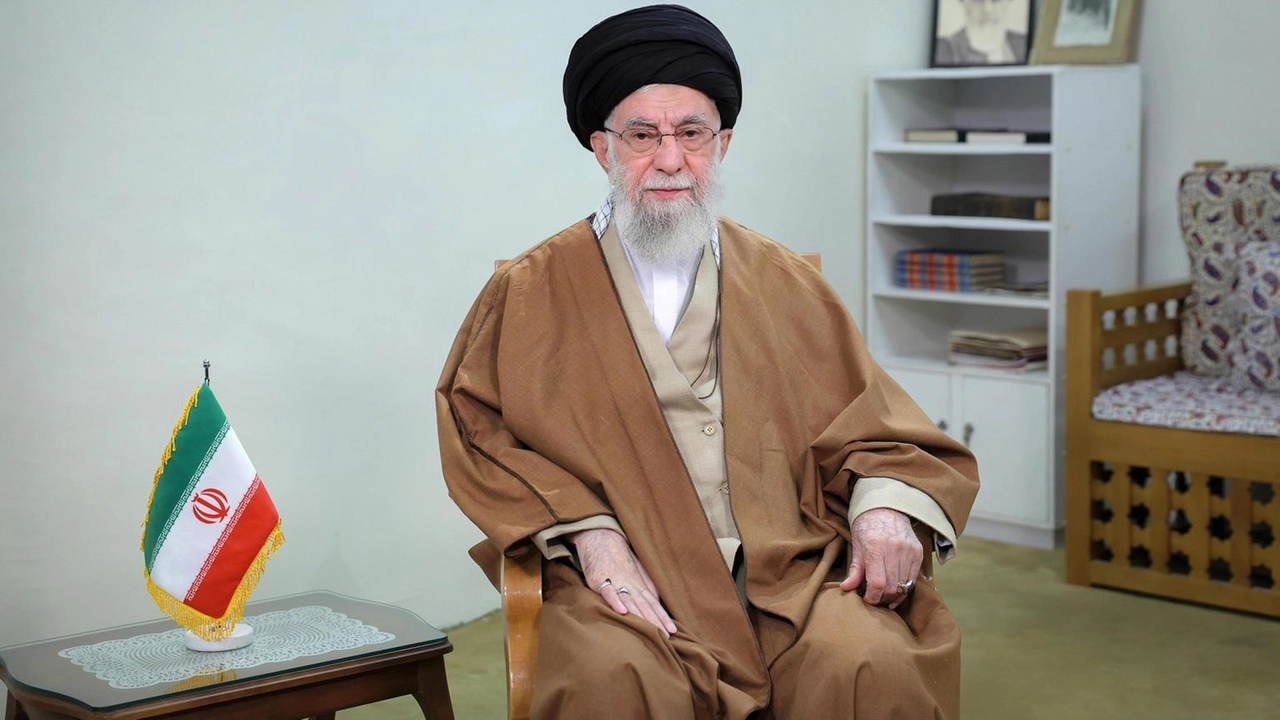 La Guida suprema iraniana Khamenei respinge le minacce di Trump e rifiuta negoziati nucleari diretti con gli USA. La Guida suprema iraniana Khamenei respinge le minacce di Trump e rifiuta negoziati nucleari diretti con gli USA.