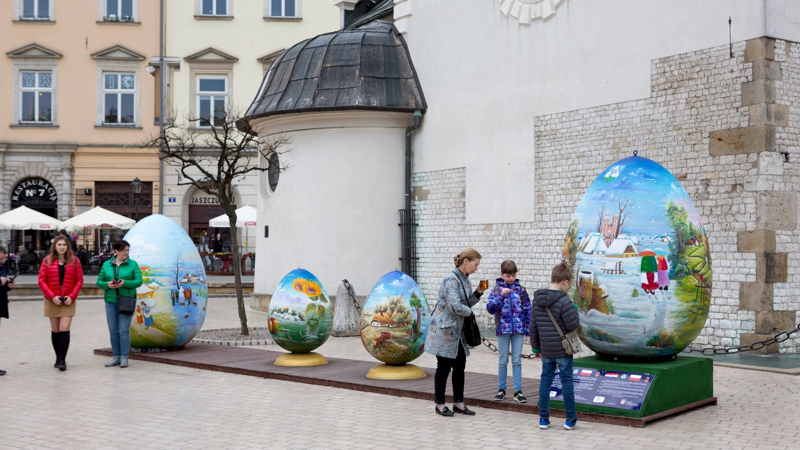 Uova e palme decorate, mercatini e momenti religiosi. Nel Paese la ricorrenza cattolica è molto sentita, soprattutto a Cracovia