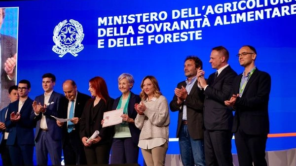 Meloni al Vinitaly insieme ai ministri Lollobrigida e Valditara (Foto: Agenzia Dire)