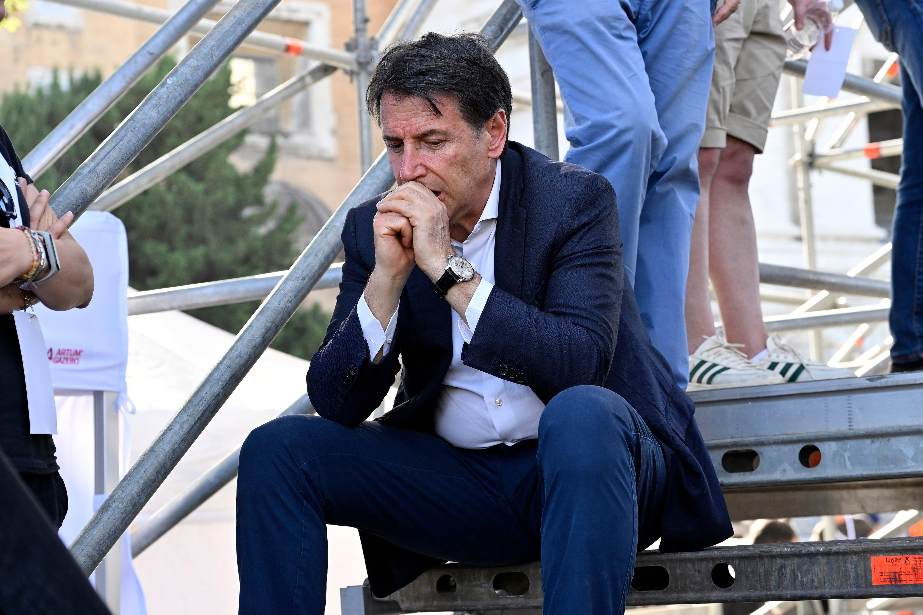 conte contro il riarmo europeo insieme all8217ex ministro greco varoufakis e all8217ecomista sachs