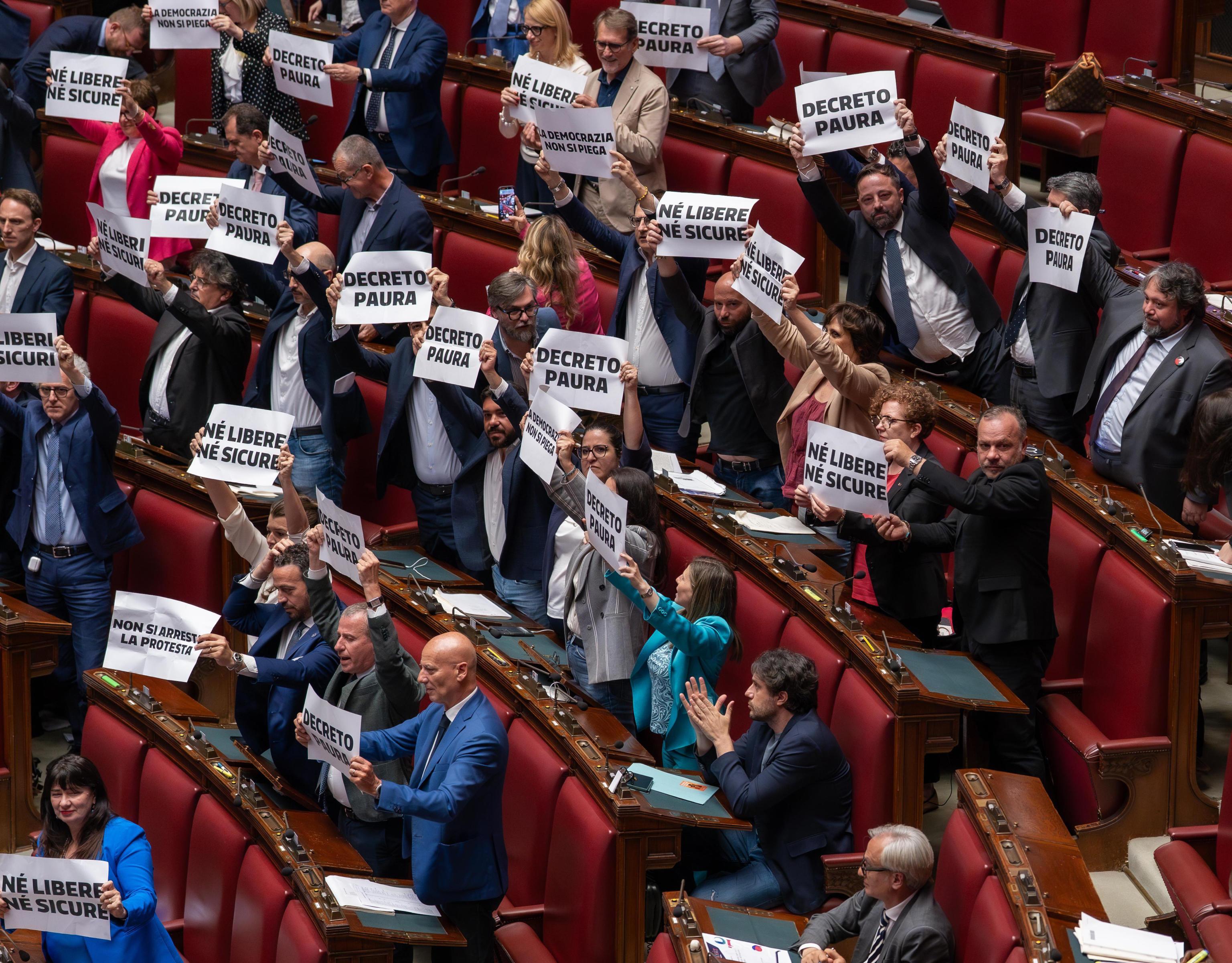 dl sicurezza il governo pone la questione di fiducia al senato alle 12 il voto finale in aula anche piantedosi