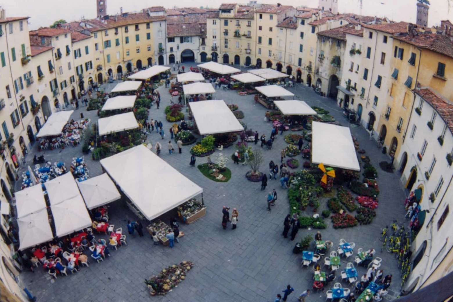 La caratteristica piazza Anfiteatro a Lucca