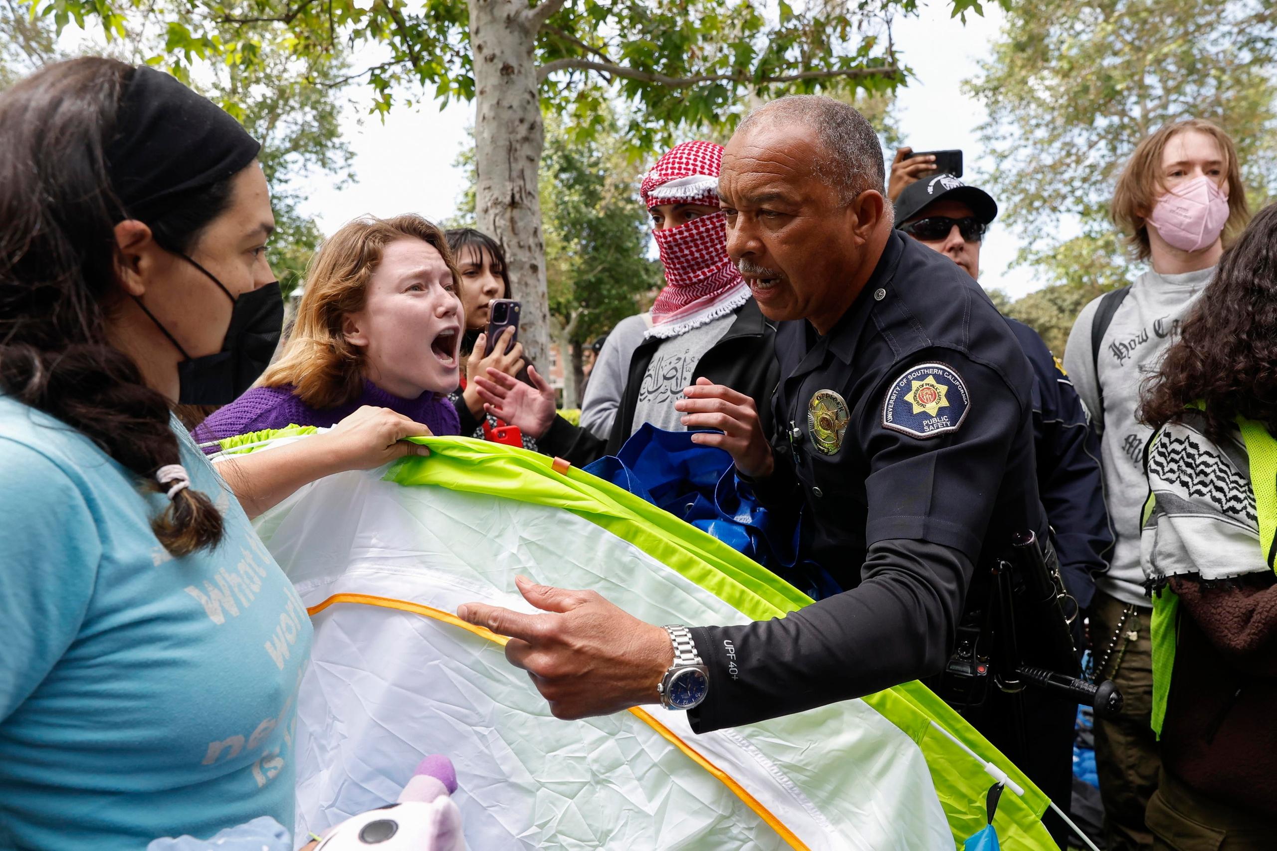 Usa, dilagano le proteste pro Gaza: 93 arresti in un campus di Los Angeles. Biden difende la libertà di espressione