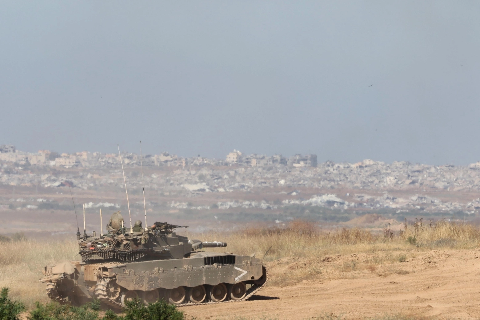 Raid e tank su Gaza city (Ansa)