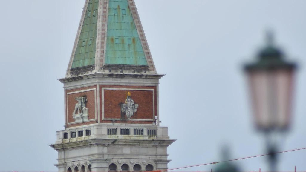 Allerta per il campanile di San Marco a Venezia prima della visita del Papa: frammenti di cemento armato staccati e crepe interne, ma nessun rischio imminente. Procuratoria avvia controlli minuziosi.