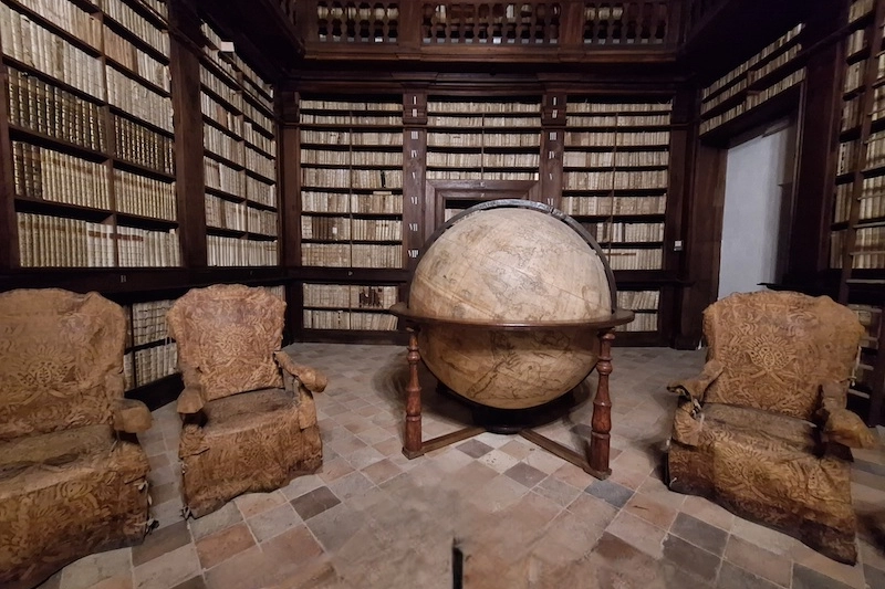 La sala del mappamondo alla pinacoteca di Fermo