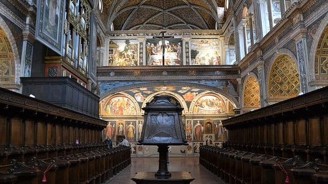 Oltre 4mila metri quadri di affreschi fanno di questa chiesa un vero e proprio baule del tesoro della pittura rinascimentale lombarda
