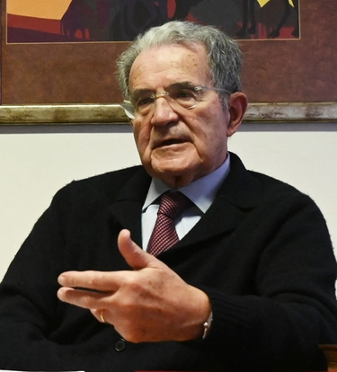 Romano Prodi: "Parigi guidi la difesa Ue. Il centrosinistra italiano? Riparta da casa e sanità"