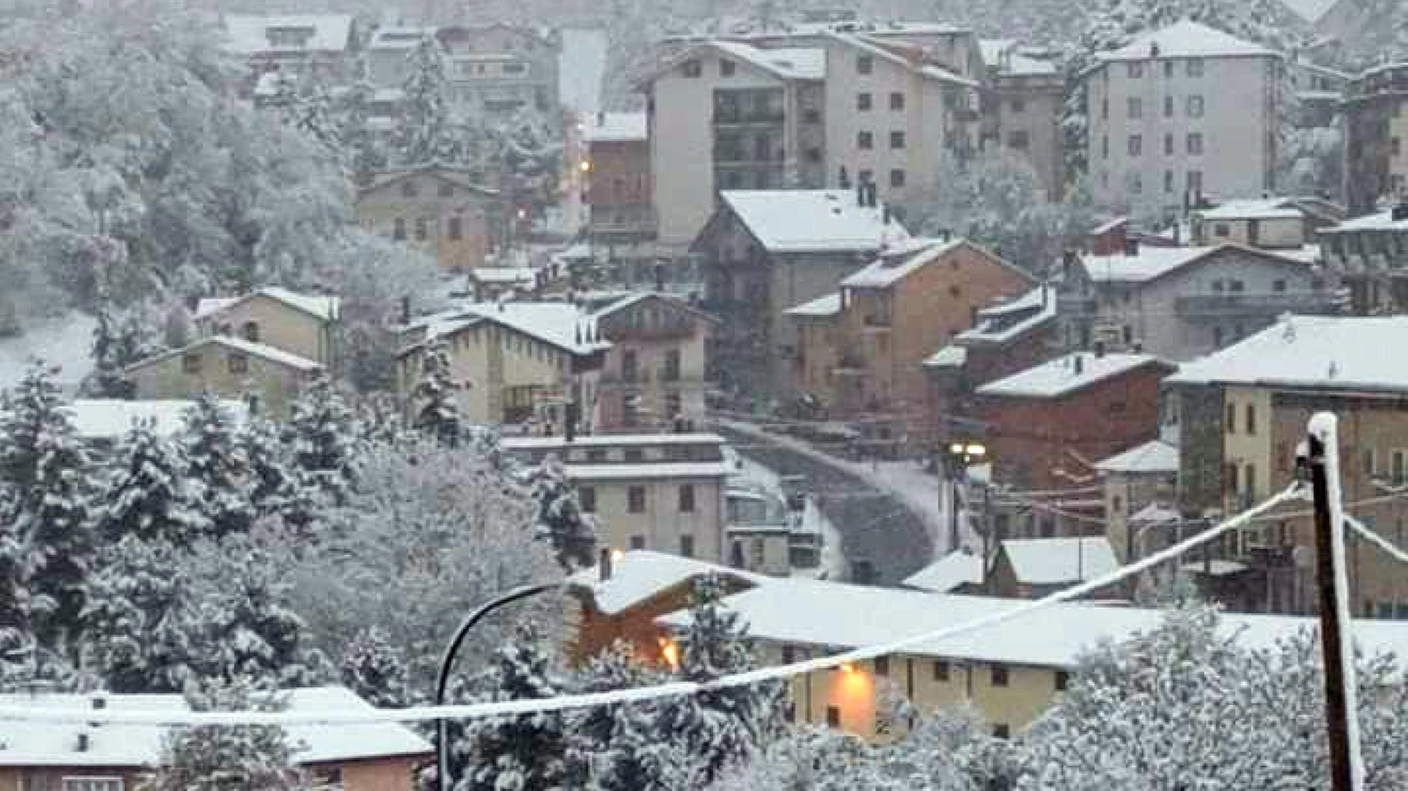 Nevicata notturna sui monti d'Abruzzo, imbiancata Roccaraso (foto Ansa)
