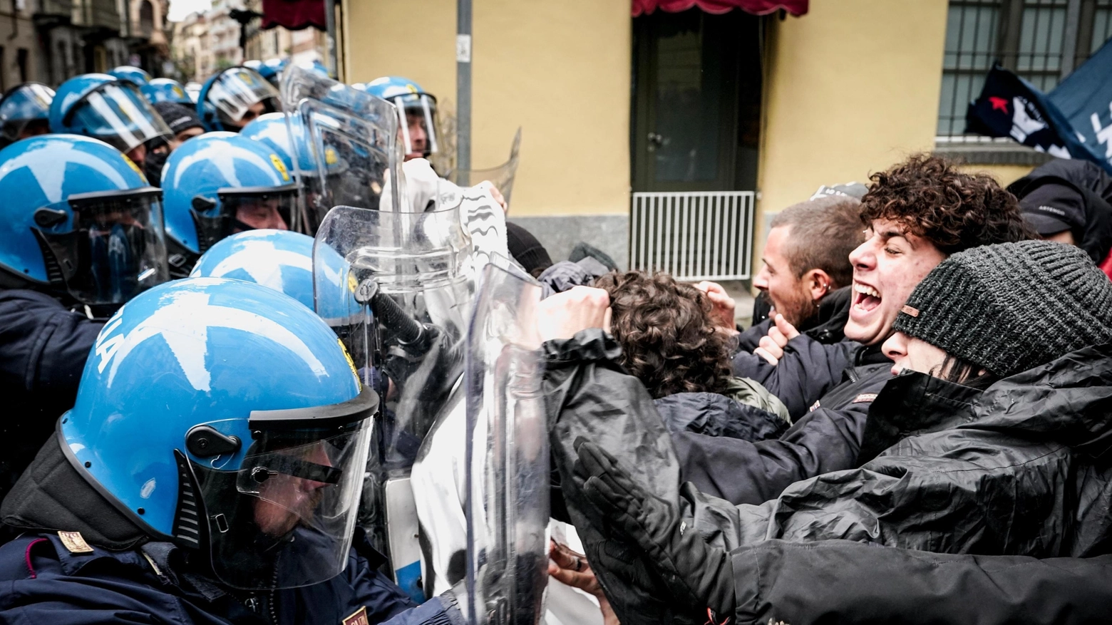 Scontro fra studenti universitari e polizia sotto il castello del Valentino (Ansa)
