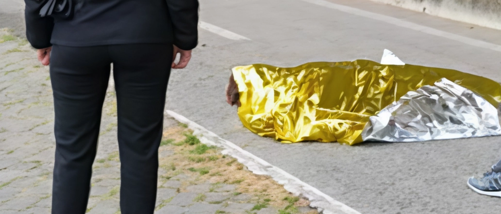 Tragedia a Trastevere: giovane turista svedese muore dopo caduta dal parapetto lungo il Lungotevere Sanzio a Roma. Ipotesi di incidente, autopsia in corso.