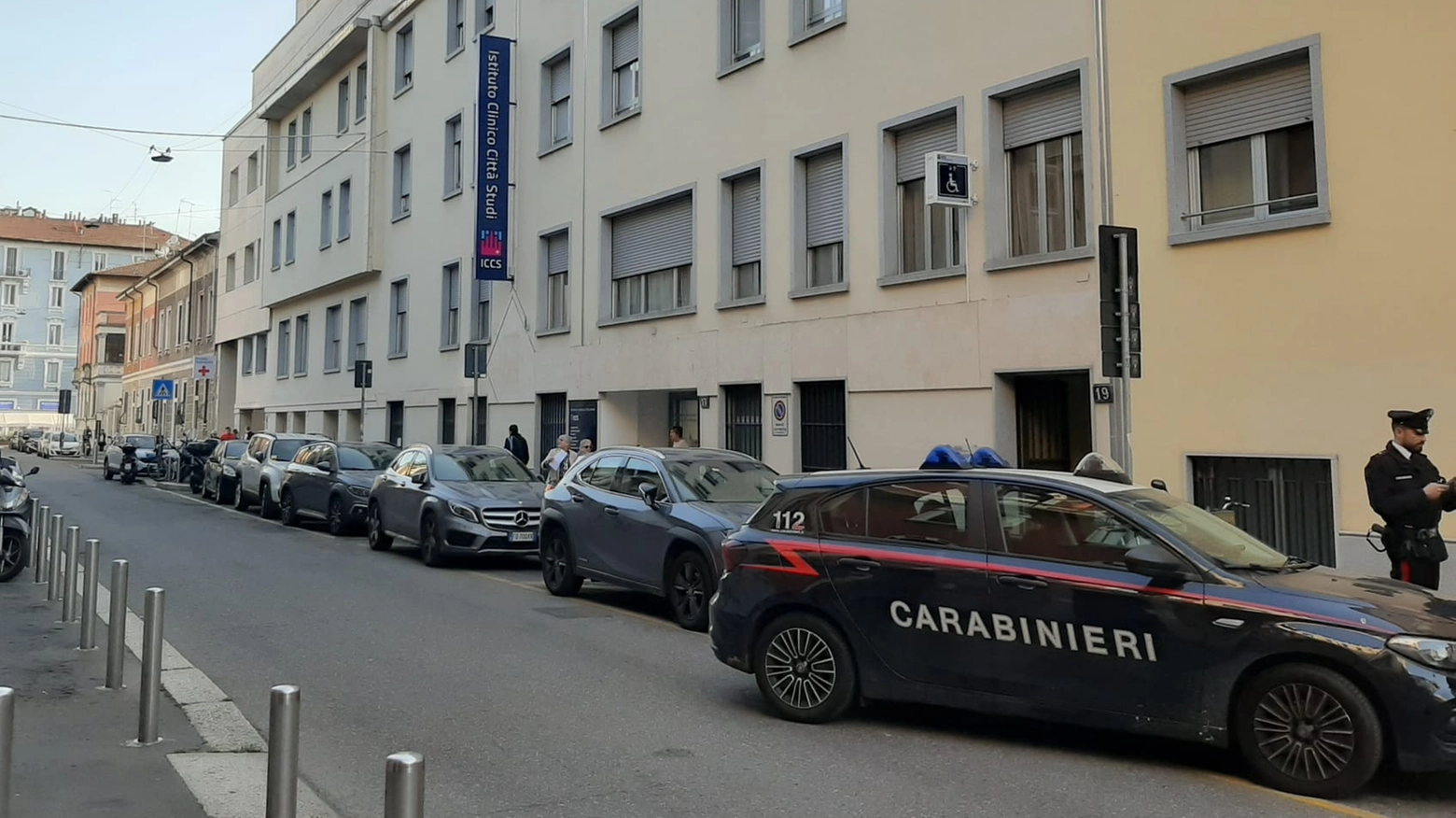 Milano, caos alla Clinica Città Studi di via Jommelli: un ragazzo di 22 anni ha colpito un addetto alle pulizie, un infermiere e un 70enne nella sala d’attesa
