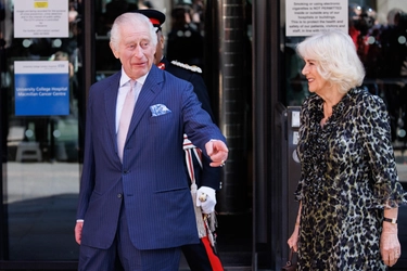 Re Carlo sorridente al fianco di Camilla: “Mi sento molto meglio”. Com’è andato il ritorno in pubblico dopo tre mesi
