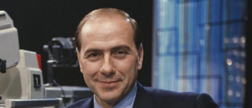 Il giovane Berlusconi, da imprenditore a politico: la docuserie di Netflix racconta i primi passi del Cavaliere fino alle elezioni del '94. In uscita l'11 aprile in Italia e successivamente in altri paesi.
