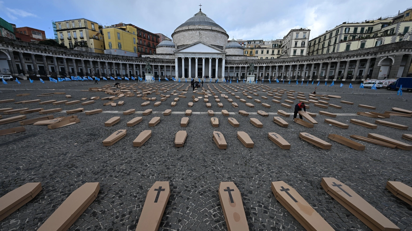 Morti sul lavoro: 500 bare in piazza Plebiscito a Napoli