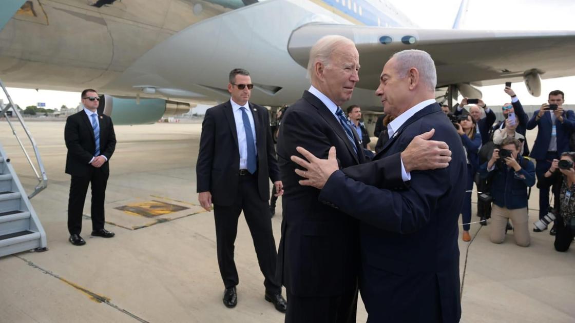 Biden a Egitto e Qatar: “Ogni sforzo per il rilascio degli ostaggi”. Navi colpite nel Mar Rosso