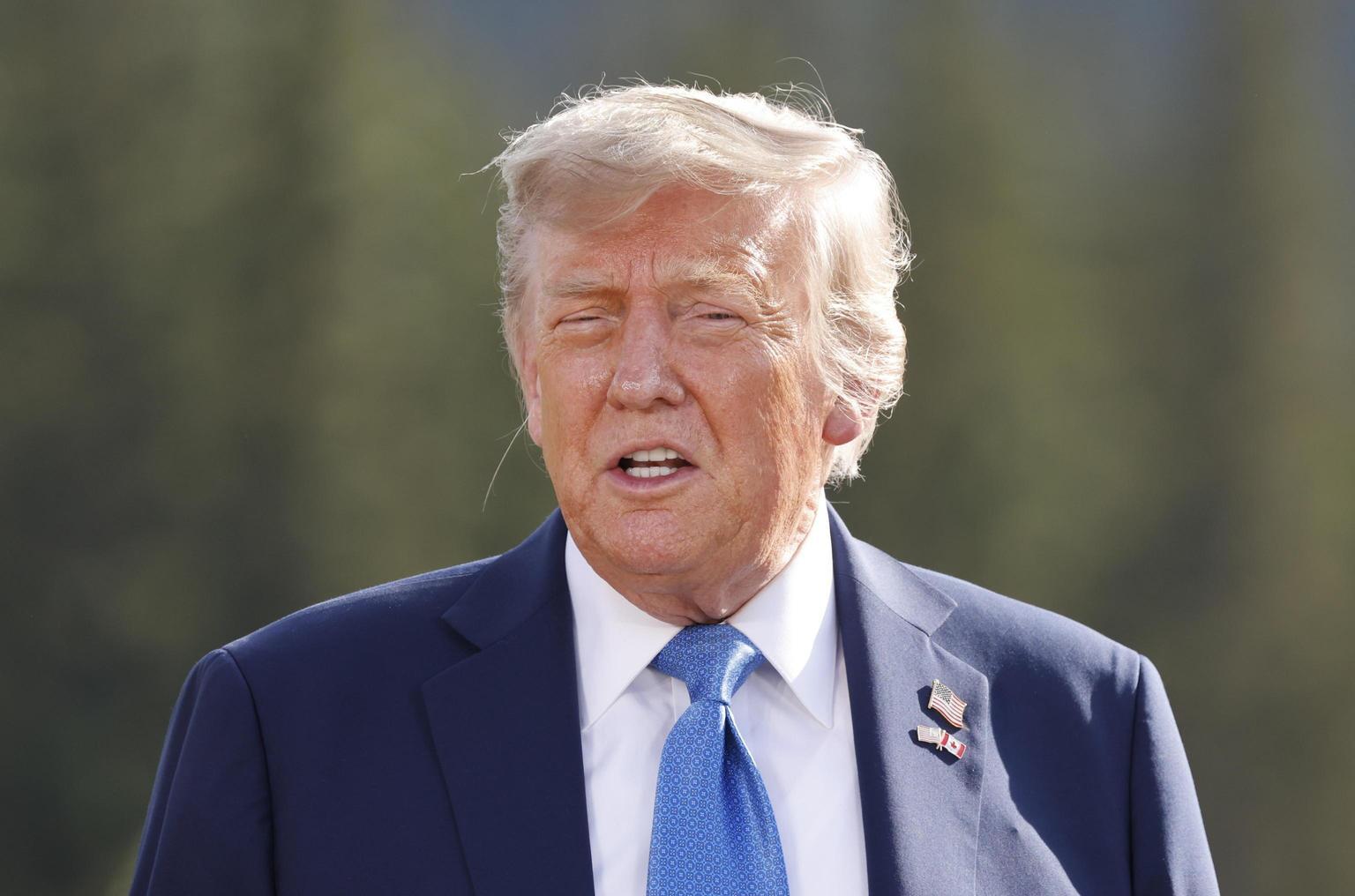 Trump valuta l Trump valuta l