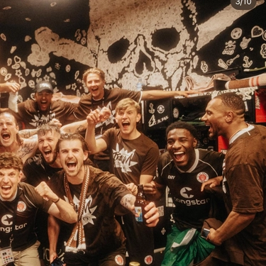 Il St Pauli torna a riveder la Bundesliga dopo tredici anni: la storia del club tra attivismo e brand