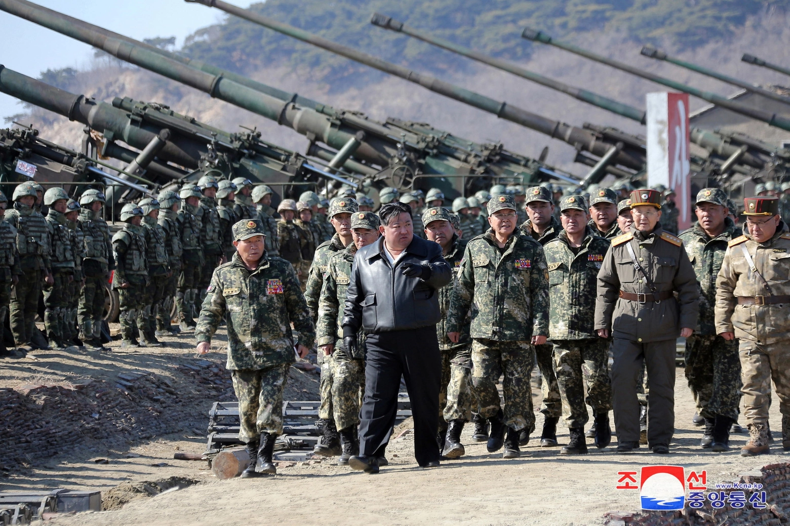 Il leader Kim Jong-un guida le esercitazioni militari
