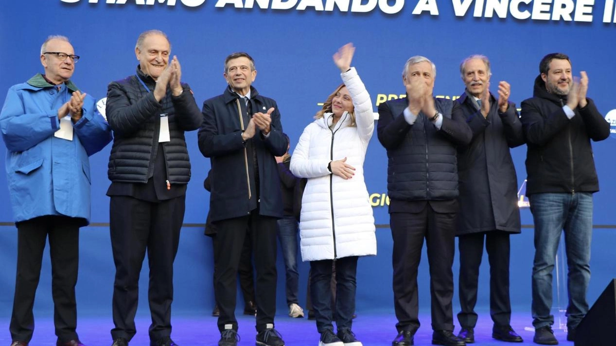 I leader del centrodestra al comizio conclusivo della campagna elettorale per Vito Bardi in Basilicata
