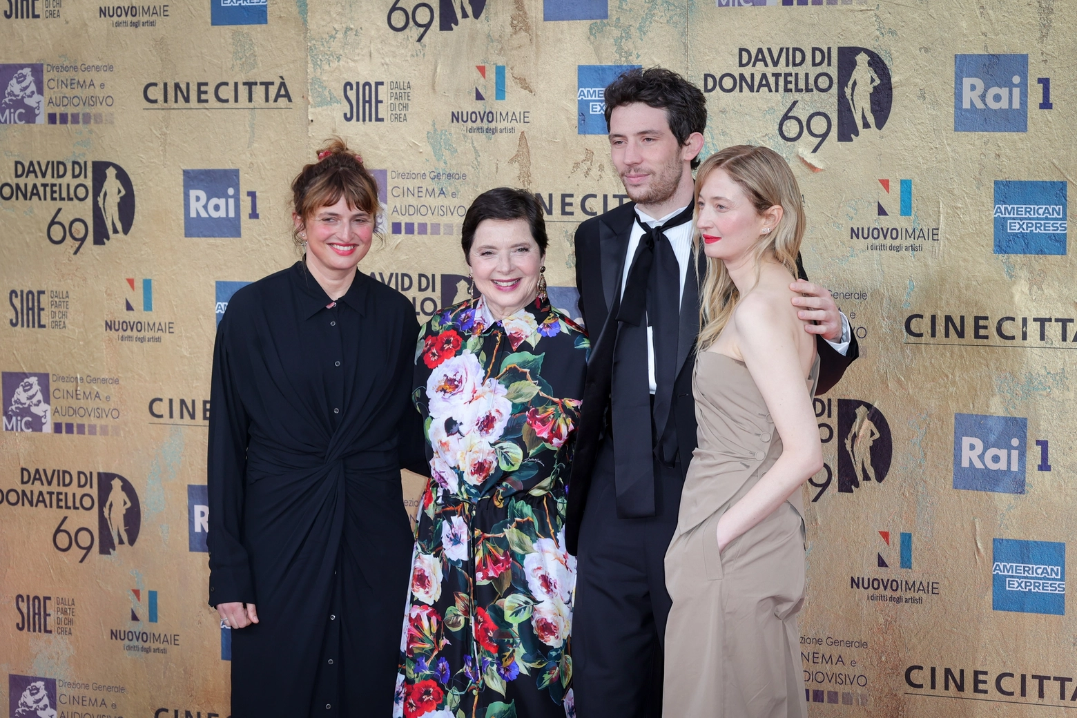 Alice Rohrwacher con Isabella Rossellini, Josh O'Connor e la sorella Alba ai David di Donatello