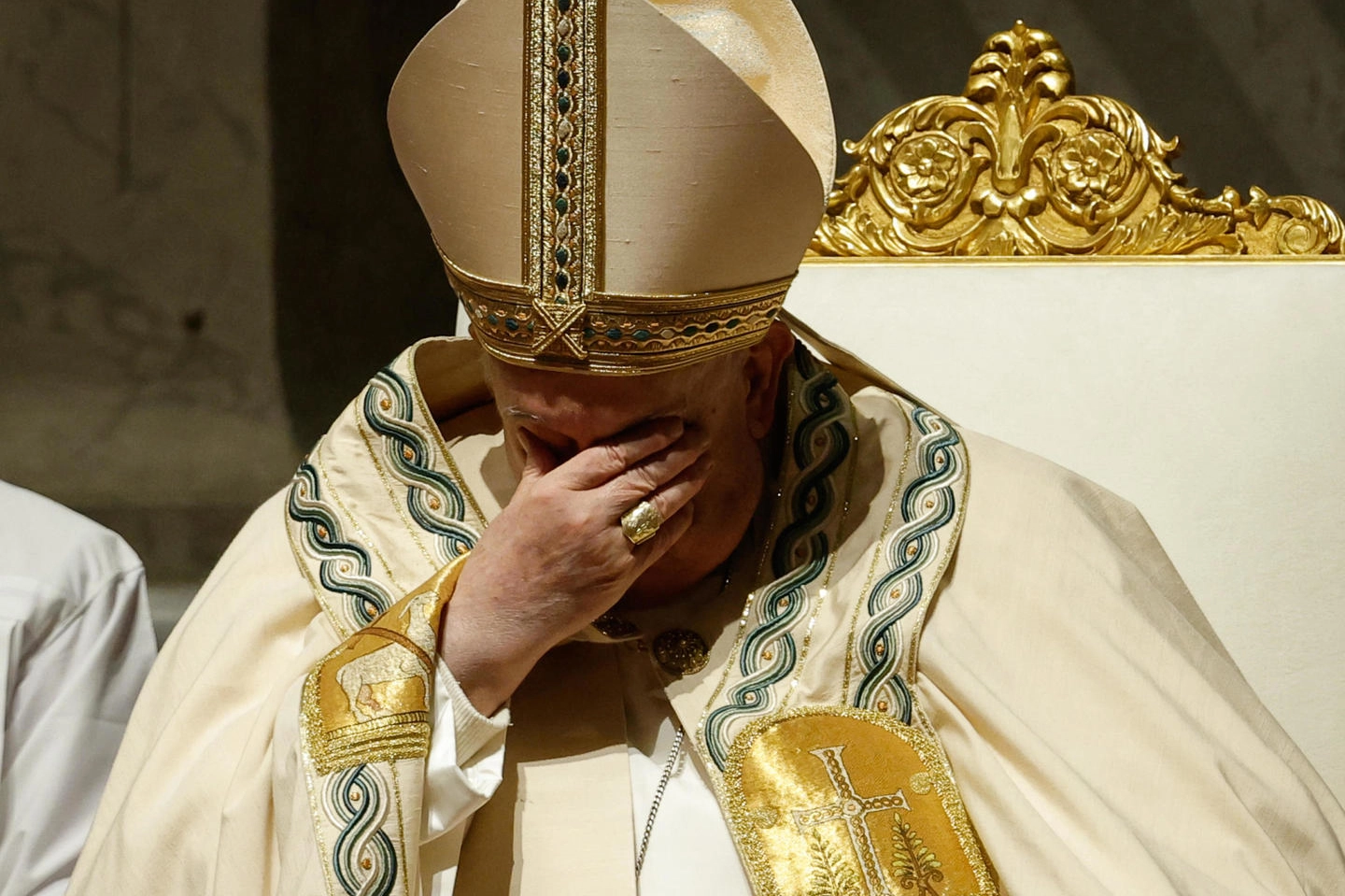 Papa Francesco affaticato durante la Veglia