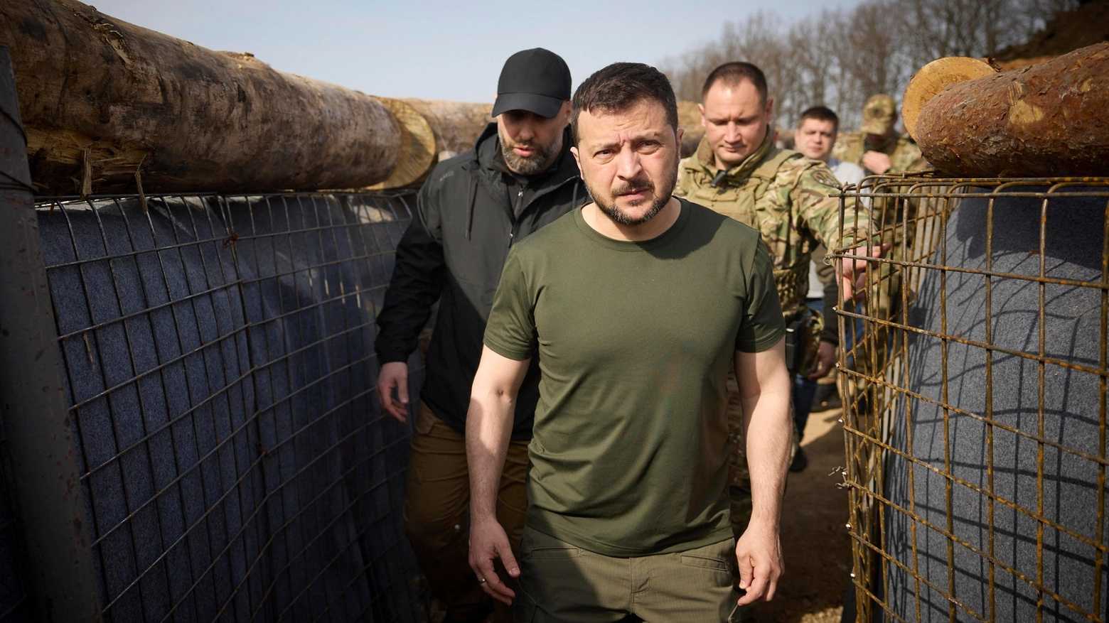 Zelensky in visita al fronte nella regione di Kharkiv (Ansa)